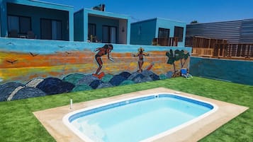 6 outdoor pools