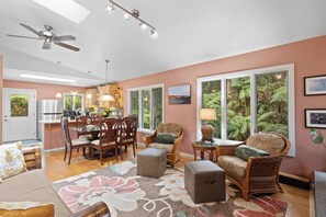 TV connectée, cheminée, livres