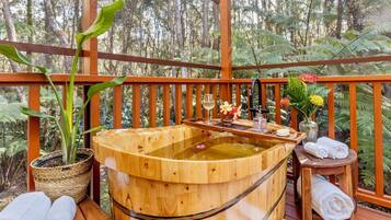 Outdoor spa tub