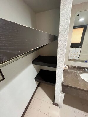 Regadera, tina de hidromasaje, secadora de cabello, bidet