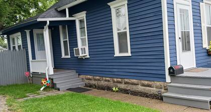 Cozy 2-bedroom house in Port Huron near Blue Water Bridge. WiFi and satellite TV