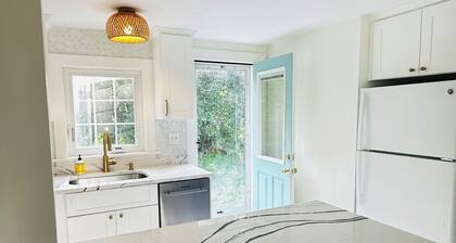 Renovated Charming 3-bedroom cottage in Sandwich with AC, WiFi