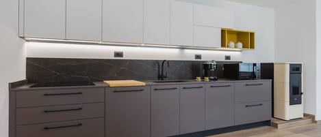 Jääkaappi, mikroaaltouuni, astianpesukone