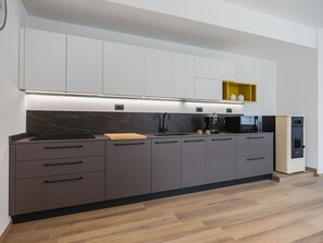 Réfrigérateur, micro-ondes, lave-vaisselle