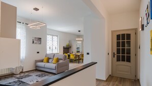 Ein modernes Apartment mit Wohnzimmer, Essbereich und Küche.