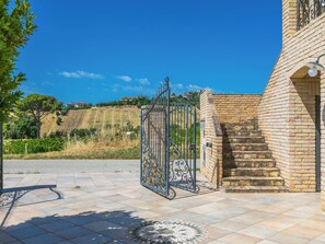 المنطقة المحيطة بالمنشأة