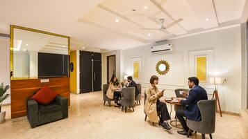 Área de estar no saguão