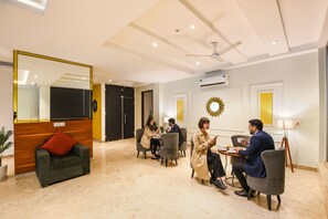 Lobby sitting area - Fabhotel The Prime Land (Gurugram)