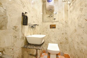Family Room | Bathroom | Shower, rainfall showerhead, free toiletries, towels - Fabhotel Blue Bell (New Delhi)