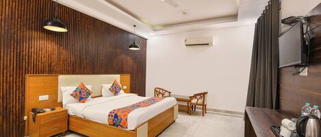 Egyptian cotton sheets, premium bedding, in-room safe, free WiFi