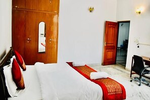 Egyptian cotton sheets, premium bedding, in-room safe, free WiFi