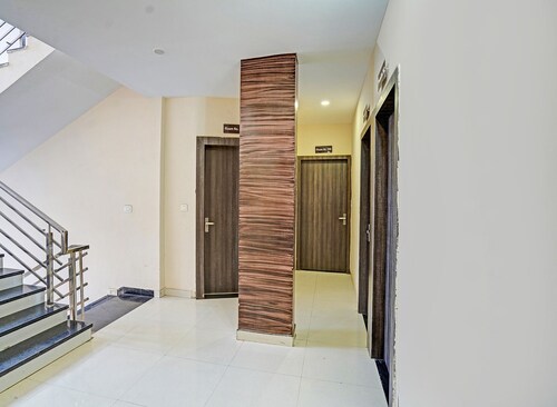 Fabhotel Paras Palace