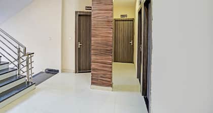 Fabhotel Paras Palace