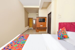 Egyptian cotton sheets, premium bedding, in-room safe, free WiFi - Fabhotel Park View (Varanasi)