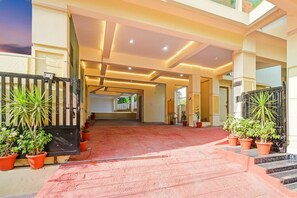 Pintu masuk properti