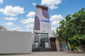 Hotel 'Devi Heritage' met een modern ontwerp, herkenbaar aan een opvallend verticaal bord en een grote etalage.