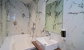 Dusj, regndusjhode, toalettartikler (inkludert) og håndklær