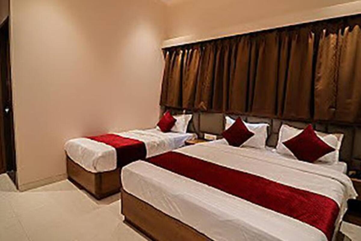 Family Room | Egyptian cotton sheets, premium bedding, in-room safe, WiFi (free)