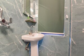 Premium Room | Bathroom | Shower, rainfall showerhead, free toiletries, towels - Fabhotel Silver Stay 04 (Jaipur)