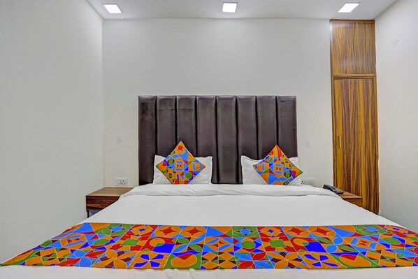 Egyptian cotton sheets, premium bedding, in-room safe, free WiFi - Fabhotel Dream House (Noida)