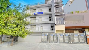 Un edificio de varios pisos con un cartel que indica la presencia de un hotel, 