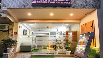 Pintu masuk properti