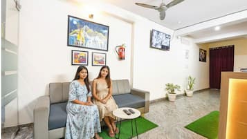 Coin salon dans le hall