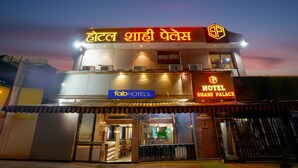 Un hotel con un cartello che recita 'Hotel Shahi Palace' e 'Fab Hotels' sotto.