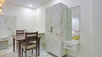 Egyptian cotton sheets, premium bedding, in-room safe, free WiFi