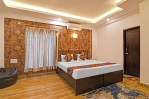 Egyptian cotton sheets, premium bedding, in-room safe, free WiFi - Fabhotel 85 The Seven Wonders (Barasat)
