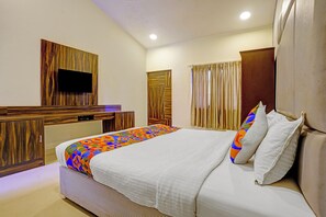 Egyptian cotton sheets, premium bedding, in-room safe, free WiFi - Fabhotel Balaji Resort (Calangute)