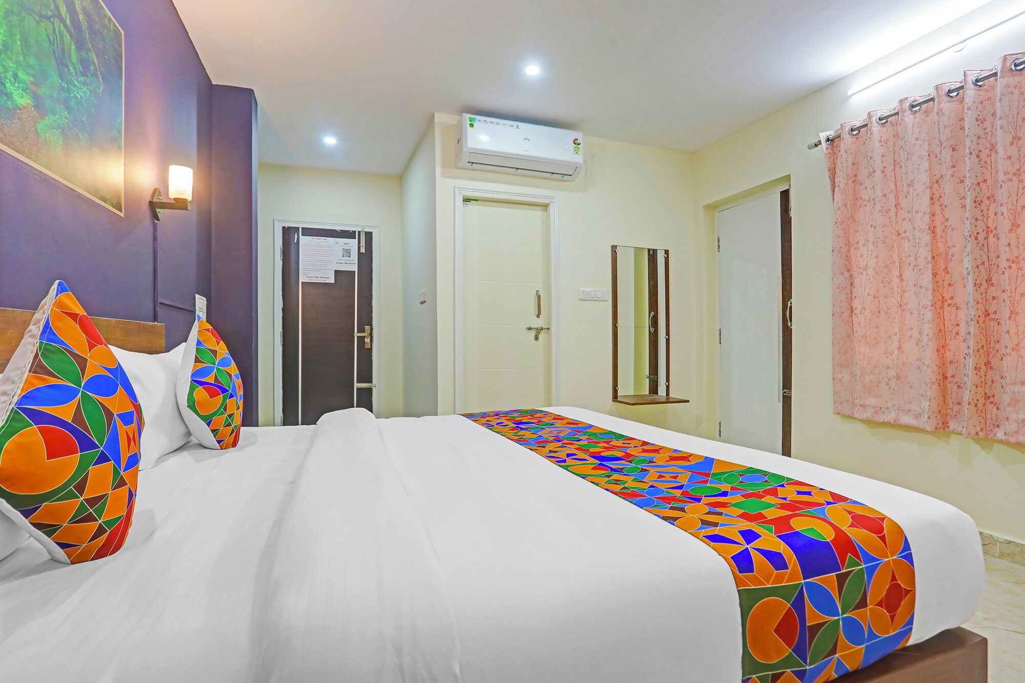 Egyptian cotton sheets, premium bedding, in-room safe, free WiFi