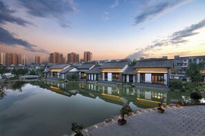 Deluxe-Villa, Seeblick | Kostenlose Minibar, Schreibtisch, laptopgeeigneter Arbeitsplatz