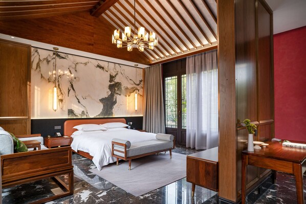 Senior-Villa, Gartenblick | Kostenlose Minibar, Schreibtisch, laptopgeeigneter Arbeitsplatz