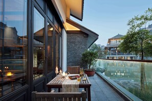 Superior-Villa, Seeblick | Kostenlose Minibar, Schreibtisch, laptopgeeigneter Arbeitsplatz