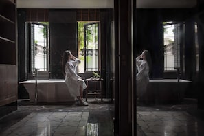 Phòng Suite Superior, quang cảnh hồ | Minibar với thức uống miễn phí, bàn 