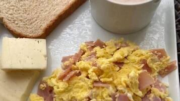 Daily cooked-to-order breakfast (USD 1500 per person)