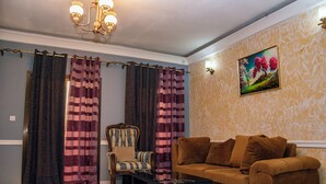 Una sala de estar con sofá, sillón y una mesita de centro.