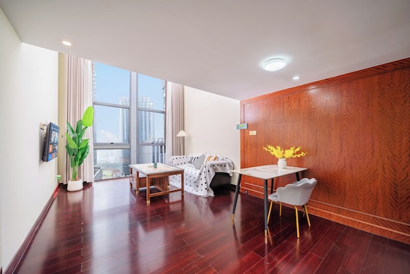 Classic Duplex | Desk, laptop workspace, soundproofing, free WiFi