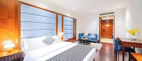 Escritorio, espacio para trabajar con laptop y wifi gratis