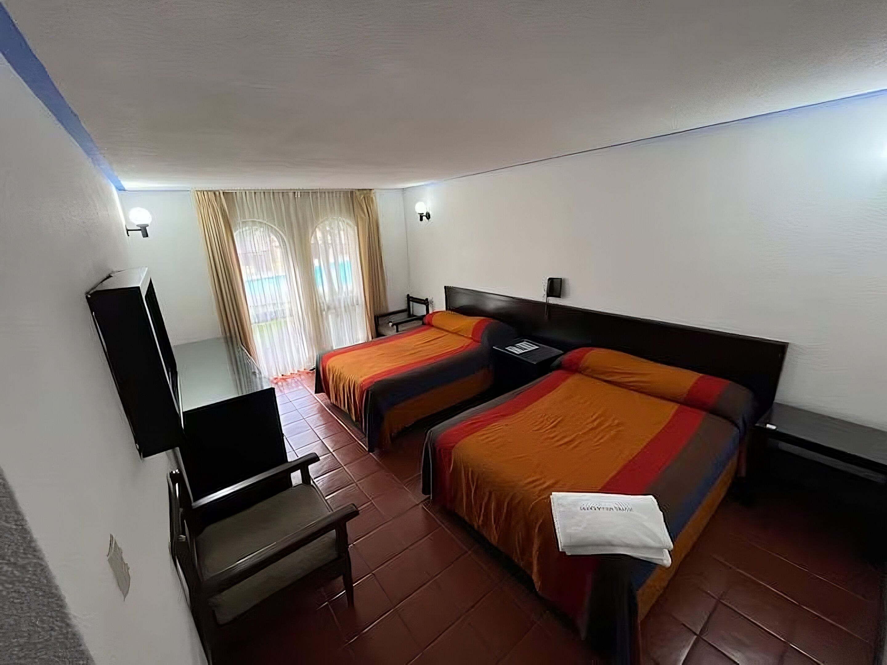 1 dormitori, planxa i posts de planxar, wifi i roba de llit 