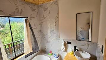 Serviettes fournies, savon, papier de toilette