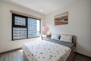 Apartamento superluxo, vista para a piscina | Espaço de trabalho para notebook, cortinas blackout