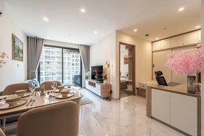 Luxury-Apartment, Poolblick | Wohnbereich | 55-Zoll-LED-Fernseher mit Kabelempfang