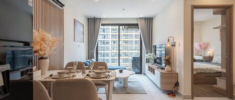 럭셔리 아파트, 수영장 전망 | 거실 공간 | 케이블 채널 시청이 가능한 55인치 LED TV