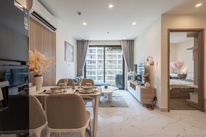 Luxury-Apartment, Poolblick | Wohnbereich