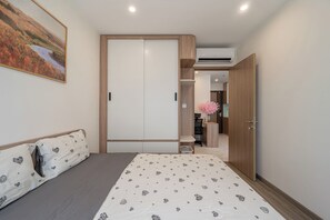 Espacio para trabajar con laptop y cortinas blackout 