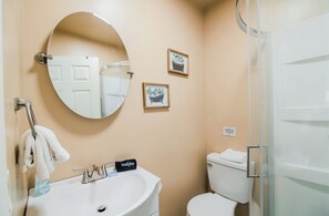 Shower, towels, soap, toilet paper - Boyne Mtn Cozy 1BR + Sleeping Cubby (Boyne Falls)