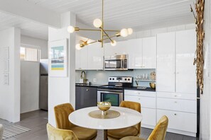 Køleskab, opvaskemaskine, kaffe-/temaskine