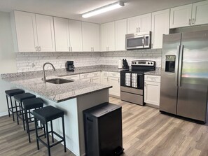 Réfrigérateur, four à micro-ondes, un four, surface de cuisson